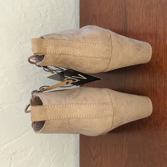 DV by Dolce Vita Terri Light Taupe Lace-Up Wedge Booties Size 8.5 Wide - Picture 8 of 11